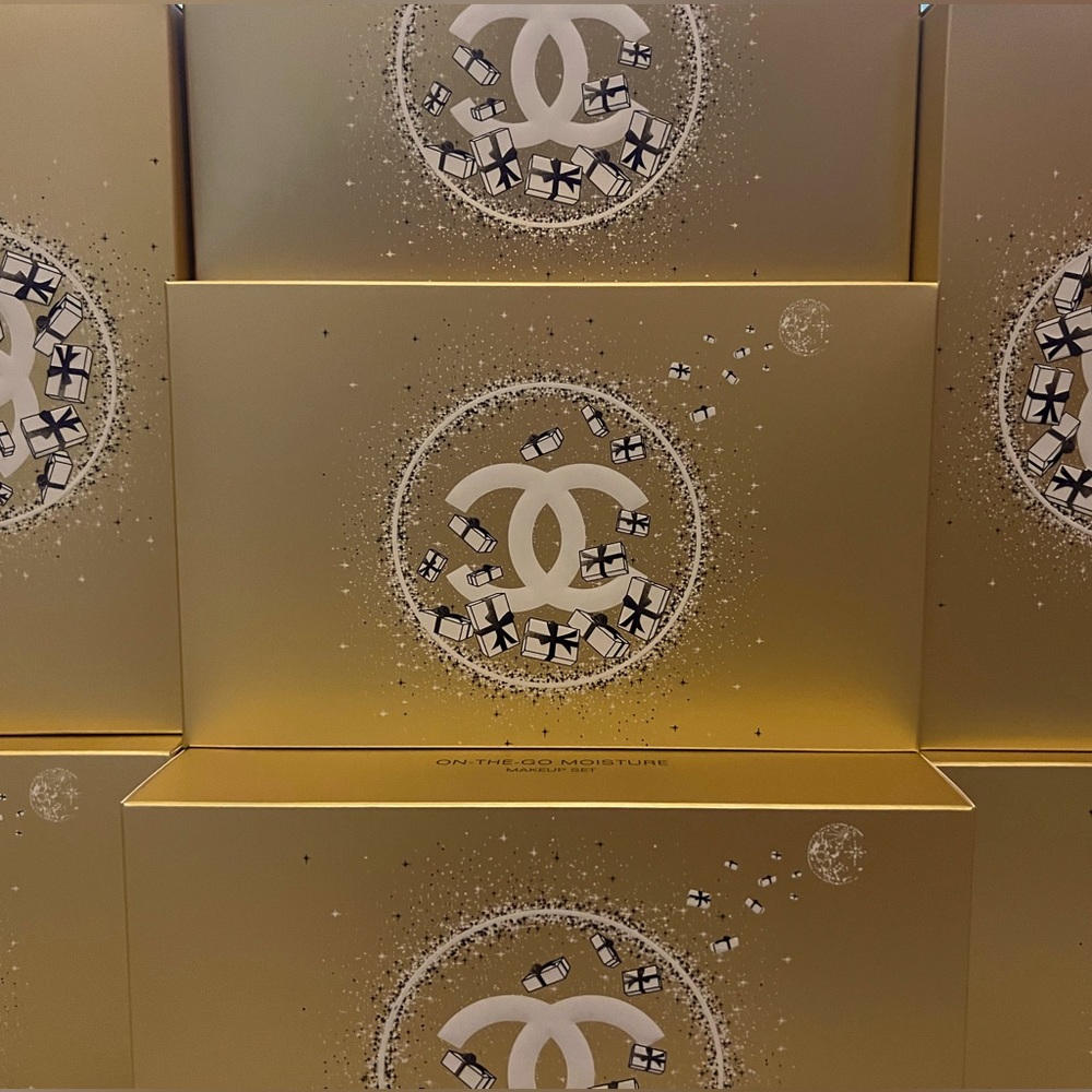 💎 CHANEL ON THE GO MOISTURE Chanel Holiday Set - Picture 5 of 6
